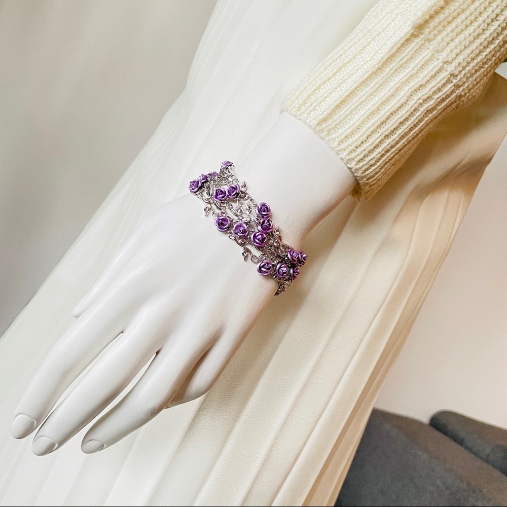 Set of 5 bracelets.